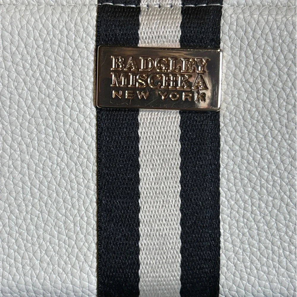Badgley Mischka‎ New York White Black Stripe Zip Around Clutch Wallet Organizer